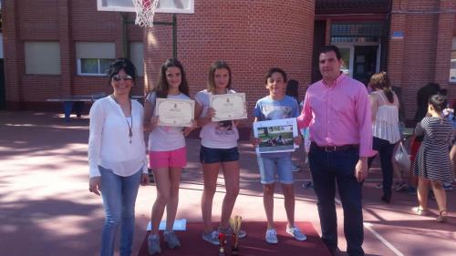 El Ayuntamiento de Valdilecha distingue a los mejores expedientes académicos de alumnos de  6º de primaria del municipio.
