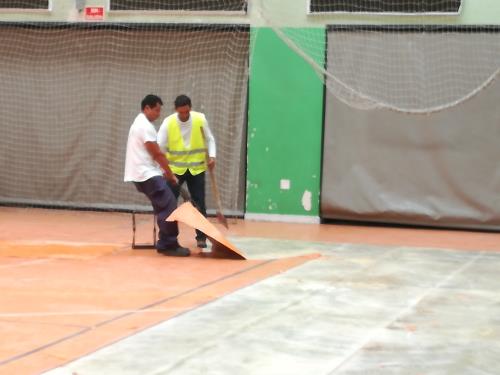 Comienzan las obras de renovación del pavimento en el Polideportivo Municipal